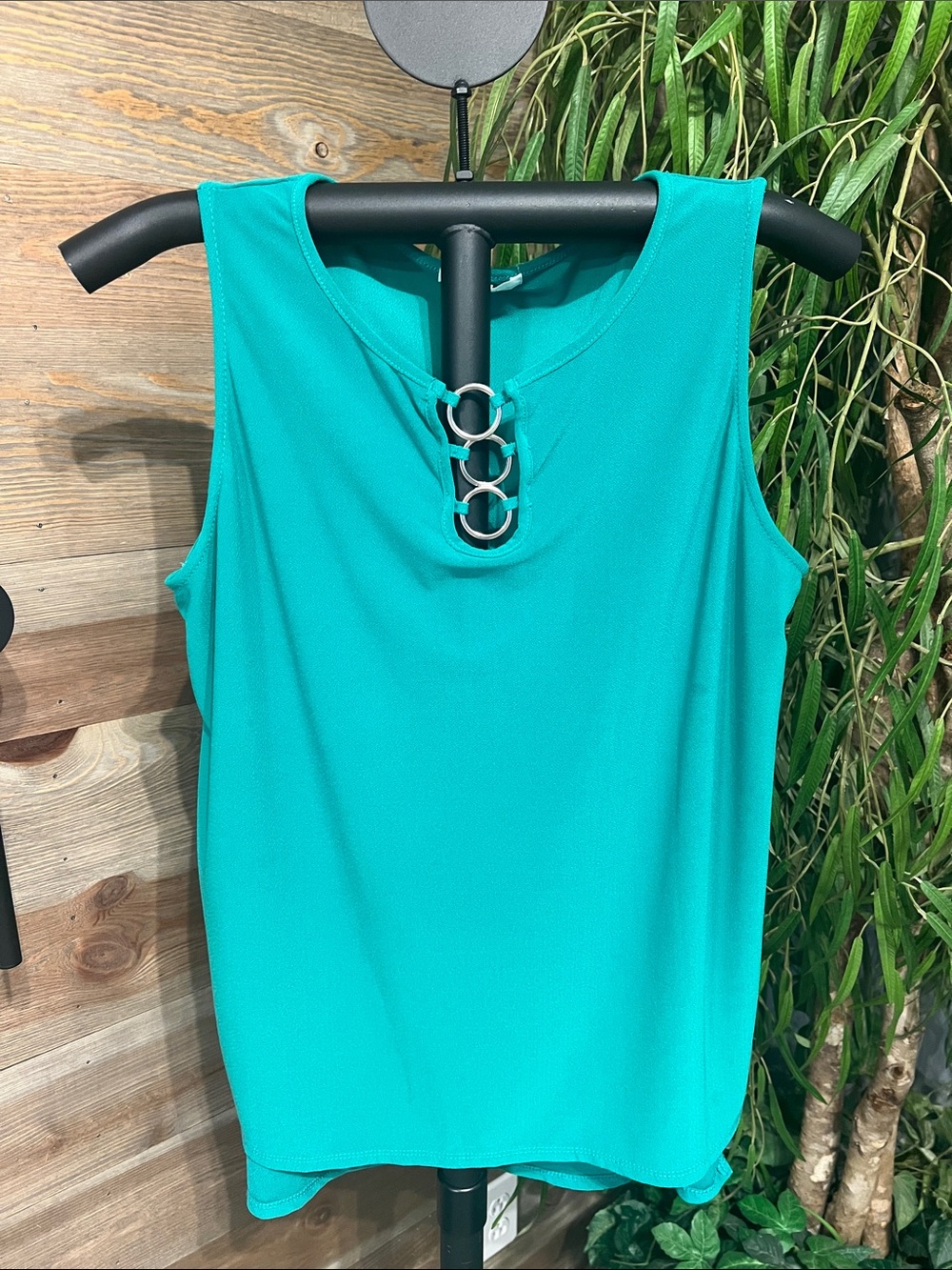 89th & Madison green sleeveless dressy tank top with ring detail at neck M